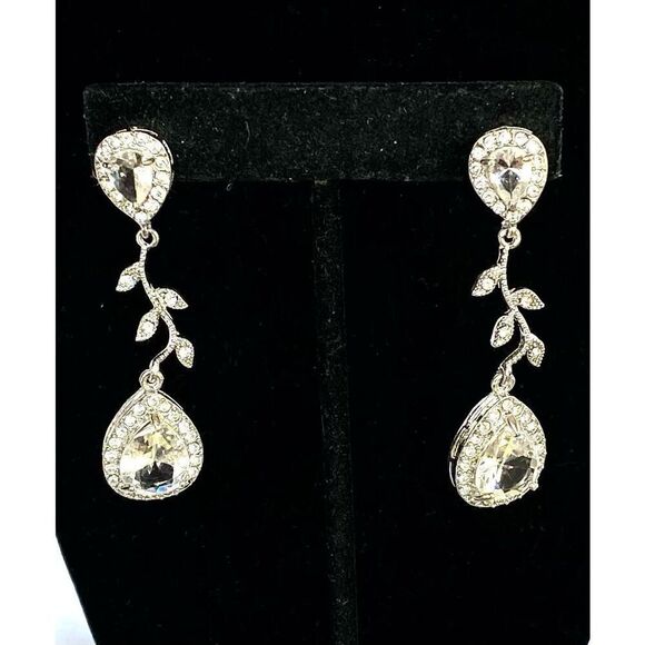 JT# Striking 2” Dangle Crystal / Silver toned  Earrings - Picture 5 of 6